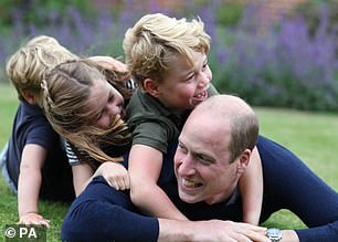 Zum Vatertag 2020 veröffentlichte William ein Bild der Kinder, die auf seinem Rücken im Gras klettern