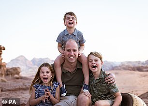 Letztes Jahr hielt das Bild einen freudigen Moment während eines Familienurlaubs in Jordanien fest.  Alle drei Kinder brüllten vor Lachen über einen Witz, der, wenn man Williams Erröten bedenkt, möglicherweise auf Kosten ihres Vaters gegangen wäre