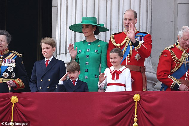 Prinz Louis stahl allen die Show, als er der begeisterten Menge, die am 17. Juni den offiziellen Geburtstag seines Großvaters König Charles bejubelte, einen frechen Gruß aussprach
