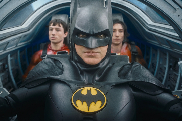 Michael Keatons Batman sitzt in The Flash vor zwei Versionen von Barry Allen.