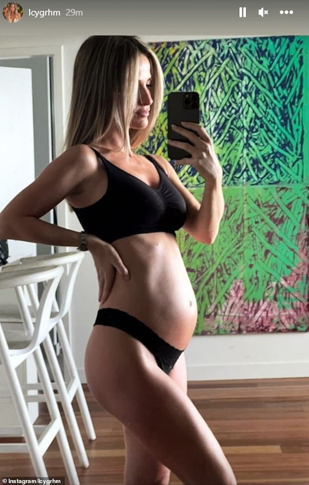 Lucy zeigte Anfang des Monats auf einem Instagram-Foto ihren Babybauch in schwarzen Dessous