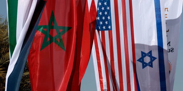 Israelische, US-amerikanische und marokkanische Flaggen