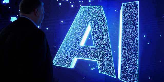 AI in Druckbuchstaben vor blauem Hintergrund
