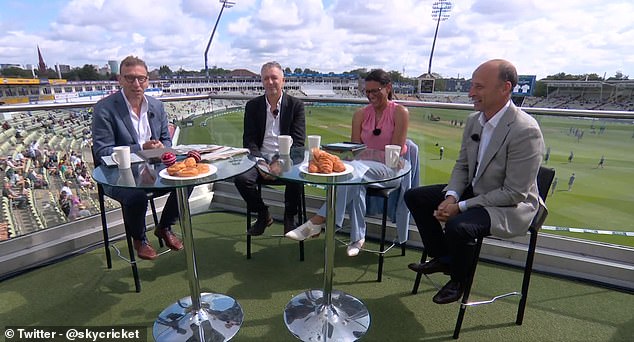 Lalor (Zweiter von links) besprach den Vorfall auf Sky Sports mit den ehemaligen englischen Kapitänen Mike Atherton (links) und Nasser Hussain (rechts) sowie dem ehemaligen australischen Cricketspieler Mel Jones