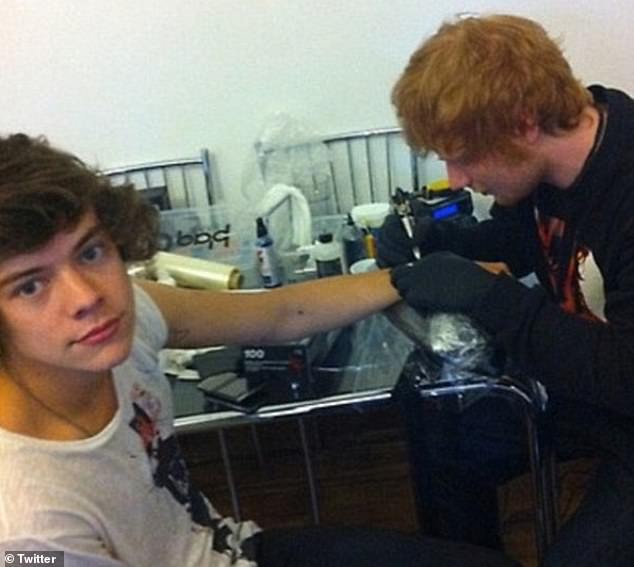 Freunde: Der 29-jährige One Direction-Star hat sogar ein bizarres, passendes Tattoo mit seinem Popstar-Kollegen Ed Sheeran.  Ed lässt den Pinguin Pingu einfärben, während Harry den Namen des Pinguins auf seinem Arm trägt