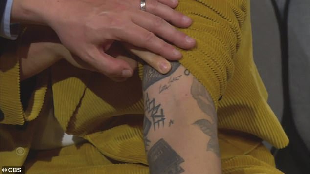 Late Late: Der As It Was-Sänger ließ sich 2015 in der Late Late-Show live das Wort „Late Late“ auf den Arm tätowieren, als er mit seinen 1D-Bandkollegen eine Partie Tattoo-Roulette spielte