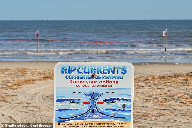 Eine Strömungswarnung an einem Strand in Galveston, Texas, empfiehlt den traditionellen Rat, parallel zum Ufer zu schwimmen, um der Strömung zu entkommen
