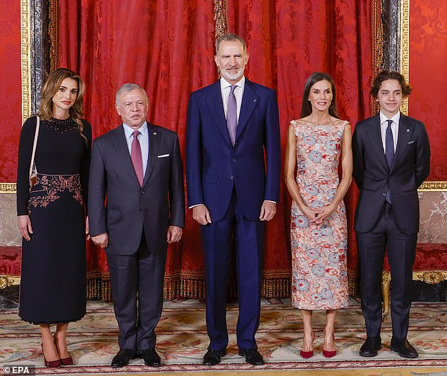 Später genoss Rania zusammen mit ihrem Mann und ihrem Sohn ein Mittagessen im Königspalast in Madrid