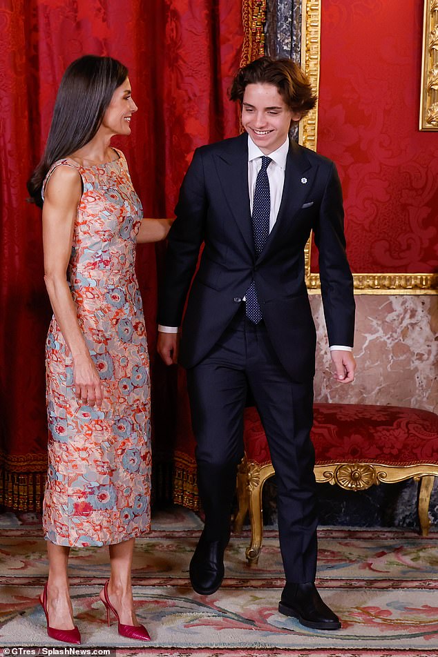 Letizia lächelte, als sie mit Prinz Hashem bin Abdullah sprach – Ranias jüngstes Kind mit 18 Jahren