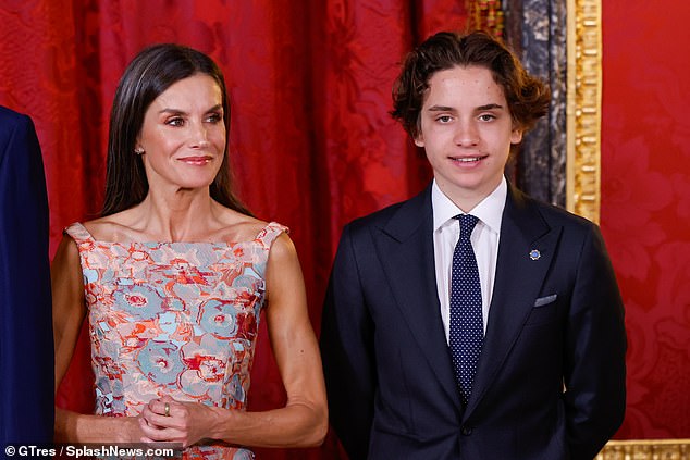 Letizia lächelte, als sie neben dem jungen Prinzen posierte, der seine Eltern auf dem Besuch in Spanien begleitet