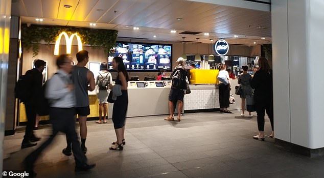 Der Vorfall ereignete sich in den frühen Morgenstunden des Donnerstagmorgens an der Wynyard Station McDonald's (im Bild) in der Innenstadt von Sydney.