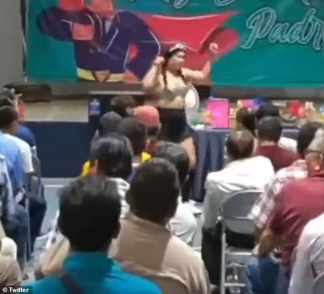 Eine der Stripperinnen führt eine Tanzeinlage für Hunderte Männer auf, die am Samstag zu einer Vatertagsveranstaltung von Bürgermeister Miguel Villalobos in der südmexikanischen Gemeinde Huehuetán eingeladen waren