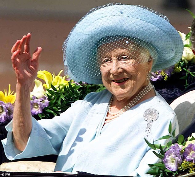 Es handelt sich um einen wertvollen Besitz, den die Königinmutter anlässlich ihres 100. Geburtstags trug (Bild) und der Königin Elisabeth II. vermachte, als ihre Mutter im Jahr 2002 verstarb