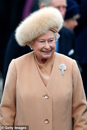 Königin Elizabeth II. (trägt die Muschelbrosche von Courtauld Thomson, die Königin Elizabeth, der Königinmutter, gehörte) nimmt an der Enthüllung einer neuen Statue von Königin Elizabeth, der Königinmutter, am 24. Februar 2009 in London teil.
