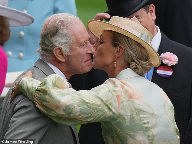 König Charles stellte sich vor, wie er seine Nichte Zara Tindall bei seiner Ankunft in Ascot mit einem liebevollen Kuss auf die Wange begrüßte