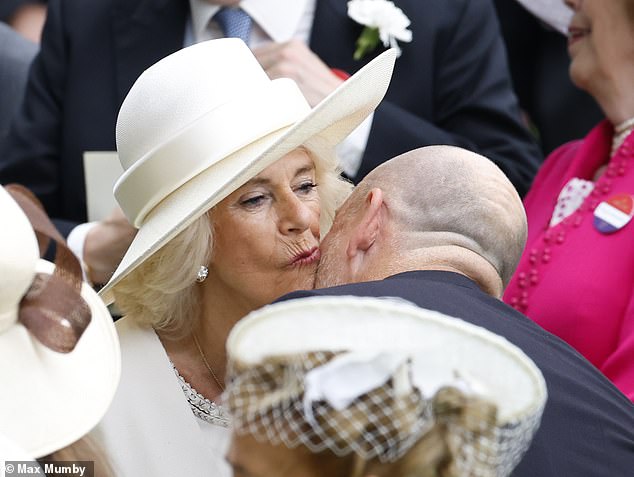 Königin Camilla begrüßte Mike Tindall mit einem Kuss auf die Wange, als der erste Tag von Royal Ascot begann