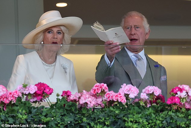 Sie sind Erbe!  Charles und Camilla sind heute Nachmittag in der Royal Loge in Ascot abgebildet