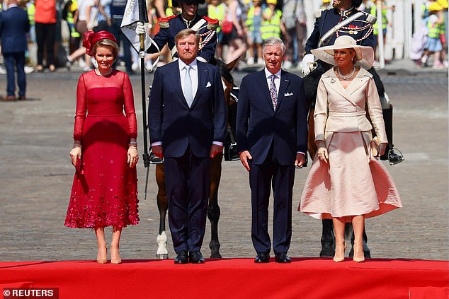 Der großartige Vierer: Königin Mathilde (l.) steht neben König Willem-Alexander, König Philippe und Königin Máxima (r.), während sie für Fotos posieren, bevor sie die Truppen begutachten
