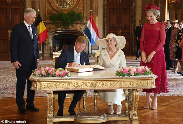 Königin Máxima und König Willem-Alexander genossen eine offizielle Begrüßungszeremonie, als sie im Königspalast ankamen, um sich in das Gästebuch einzutragen