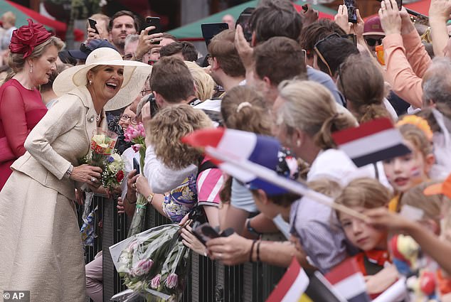 Königin Máxima strahlte, als sie die Fans und Gratulanten in der Menge begrüßte, nachdem sie und Königin Mathilde vorbeigekommen waren