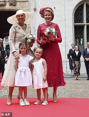Königin Máxima (l.) und die belgische Königin Mathilde (r.) posieren mit Blumenmädchen auf dem Grand Place in Brüssel im Rahmen des Staatsbesuchs der niederländischen Königsfamilie in Belgien