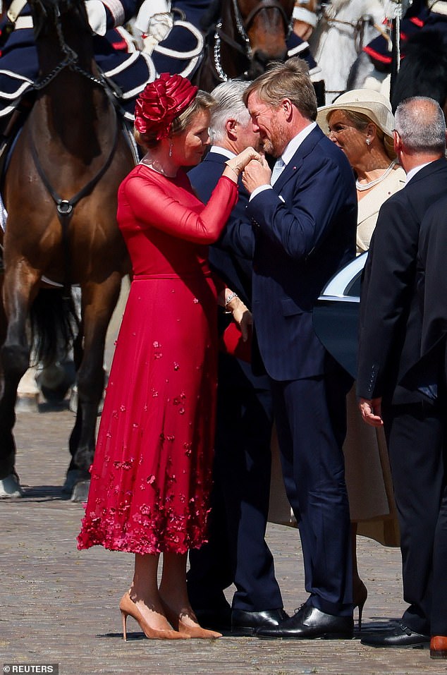 König Willem-Alexander schien erfreut, Königin Mathilde zu sehen, als er sie mit einem Handkuss begrüßte