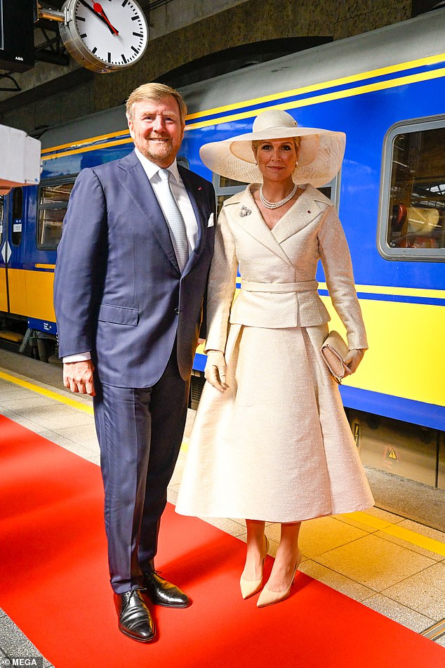 Königin Máxima und König Willem-Alexander kamen mit dem Zug in Brüssel an, um ihren dreitägigen Staatsbesuch in Belgien und den belgischen Königen zu beginnen