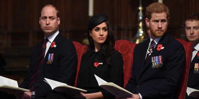 Prinz William, Meghan Markle und Prinz Harry tragen Schwarz, während sie in der Kirche sitzen