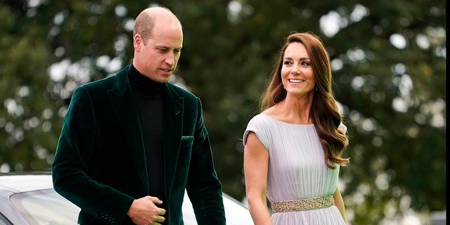 Kate Middleton trägt ein lavendelfarbenes Kleid und geht neben Prinz William in einem dunkelgrünen Anzug