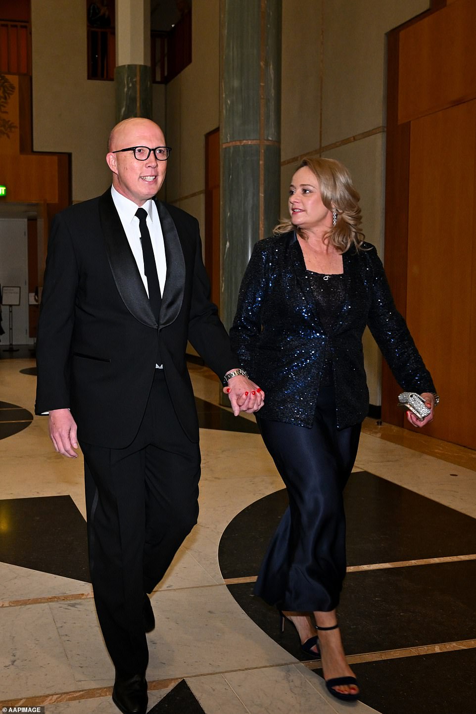Oppositionsführer Peter Dutton und seine Frau Kirilly Duttonho kommen in einem nachtblauen Kleid mit glitzerndem Blazer zum Midwinter Ball
