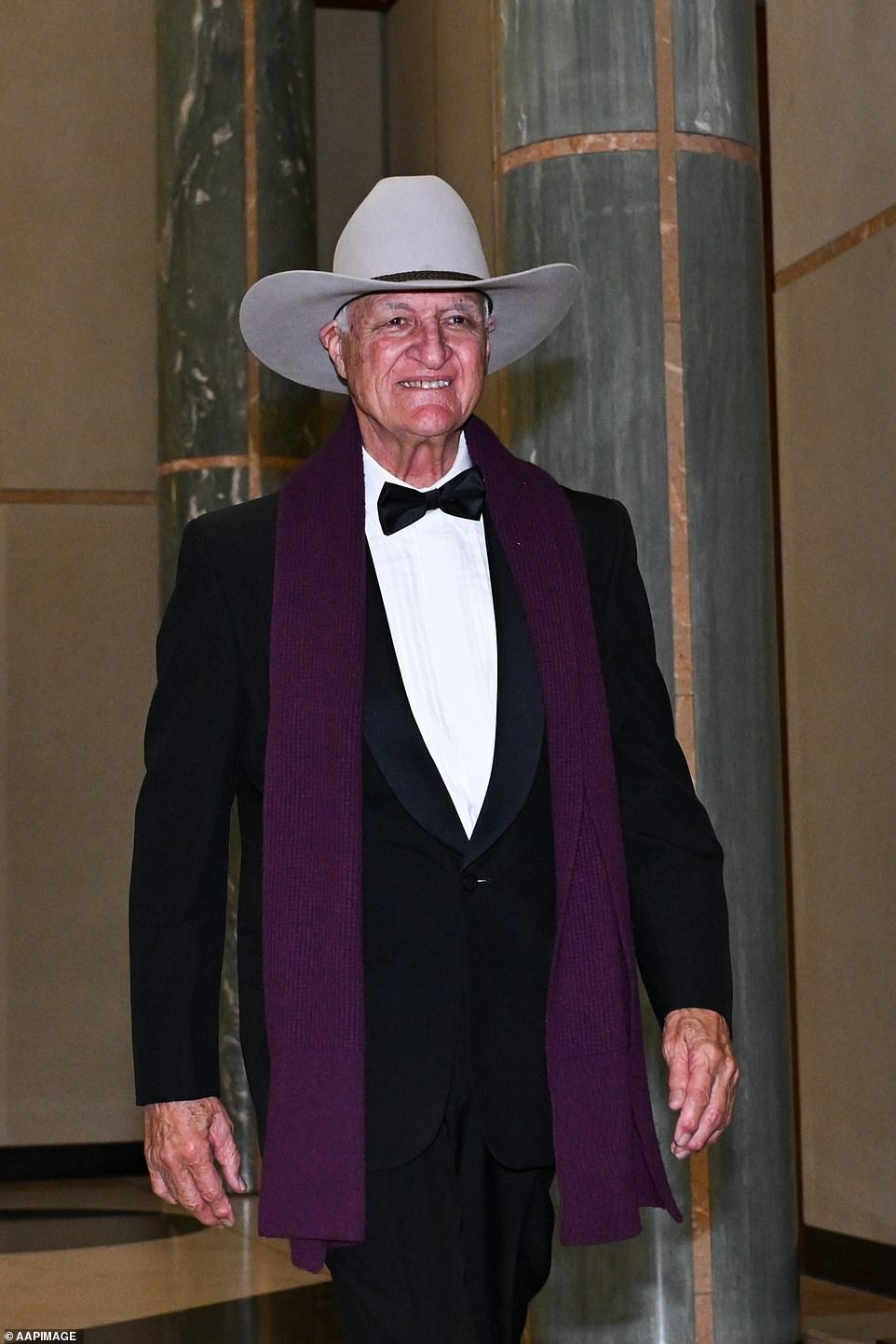 Das unabhängige Mitglied von Kennedy, Bob Katter, sah in seinem charakteristischen Cowboyhut und einem lila Schal um die Schultern elegant aus