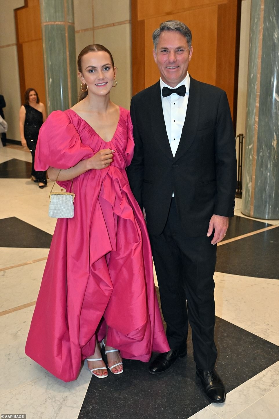 Der stellvertretende Premierminister Richard Marles posierte neben seiner Tochter Isabella, die in einem bauschigen rosa Kleid glänzte
