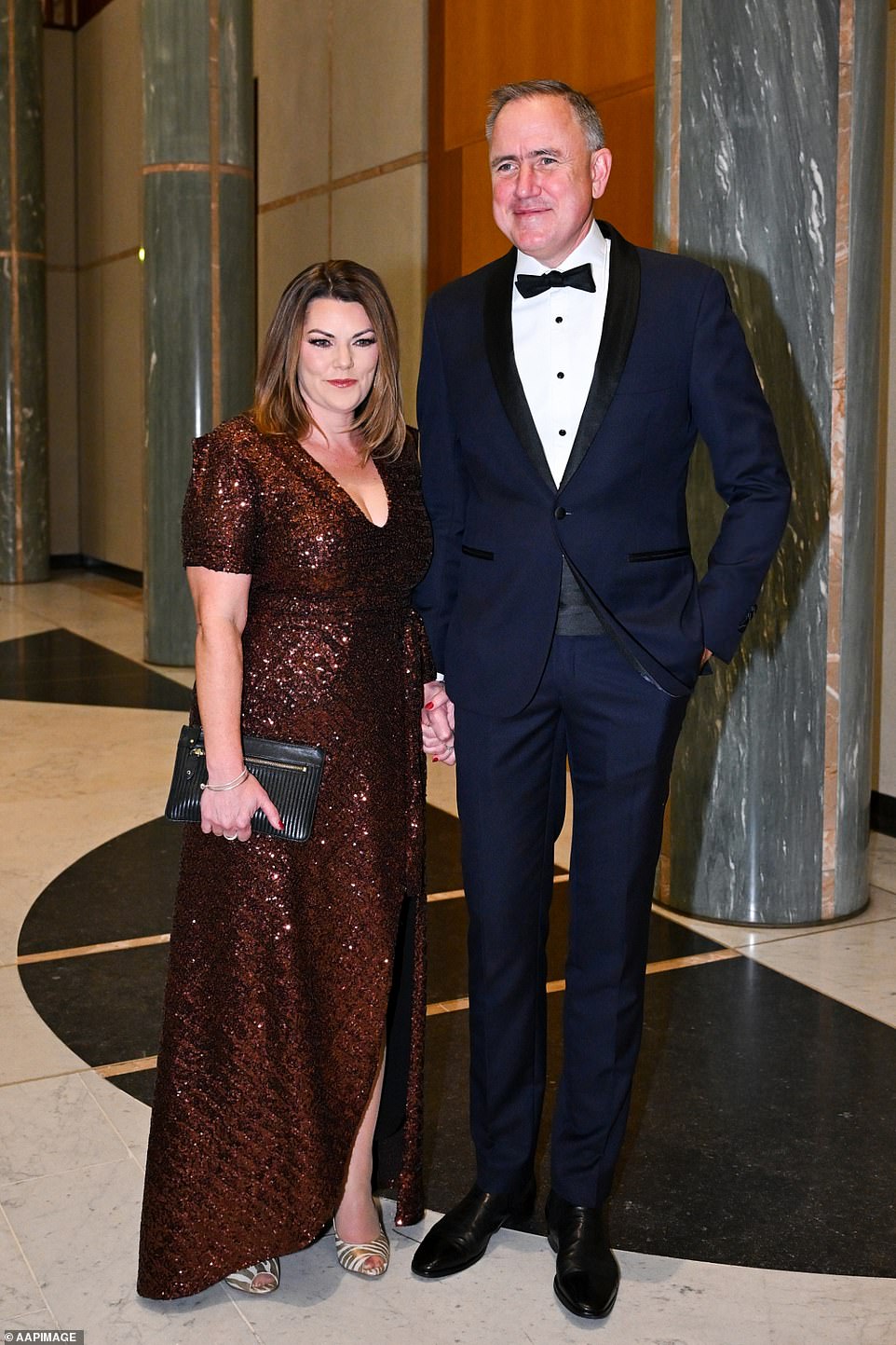 Senatorin Sarah Hanson-Young sorgte in diesem Jahr für Unumstrittenheit in einem schimmernden braun-goldenen Kleid an der Seite ihres Mannes Ben Oquist, der einen dunkelblauen Anzug und eine schwarze Fliege trug