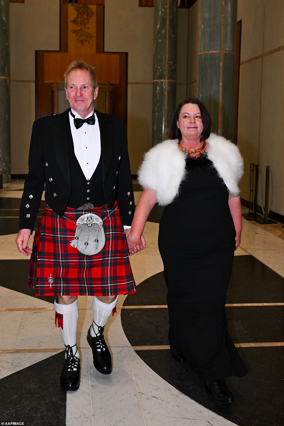 Die australische Ressourcenministerin Madeleine King und ihr Ehemann Jamie King kommen während des Midwinter Ball 2023 im Parlamentsgebäude an