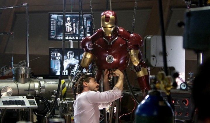 Tony baut seinen Iron-Man-Anzug in Iron Man 2.