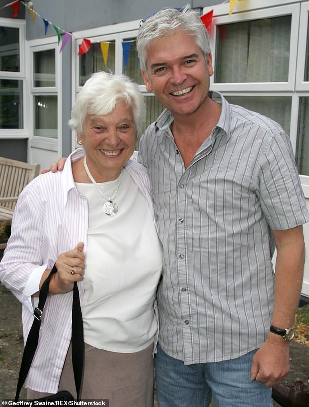 Phillip soll in Cornwall gewesen sein, um den 87. Geburtstag seiner Mutter Pat zu feiern.  Das Paar ist hier im Jahr 2008 abgebildet
