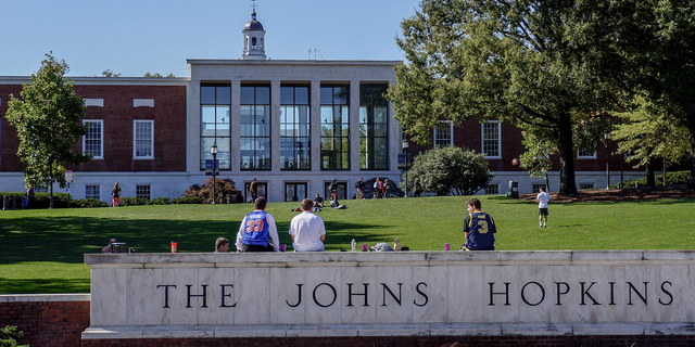 Johns Hopkins Campus und Schild