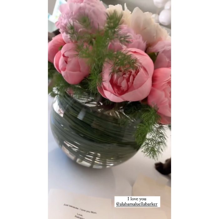 Alabama Barker schickt Mutter Shanna Moakler Blumen, nachdem Kourtney Kardashian und Travis Barkers Schwangerschaftsnachrichten bekannt gegeben haben