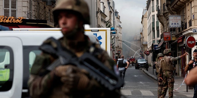 Bewaffnete französische Soldaten stehen nach der Explosion in Paris Wache