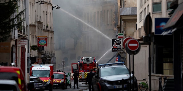 Französische Feuerwehrautos kämpfen gegen das Feuer