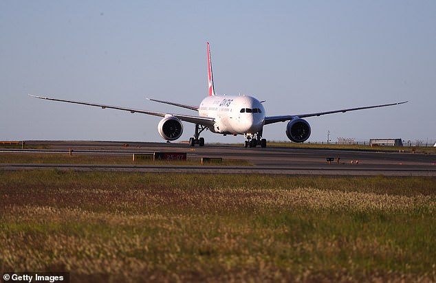 Ein Qantas Boeing 787 Dreamliner kommt am Sonntag, dem 20. Oktober 2019, im Rahmen der Projekt-Sunrise-Forschung nach einem Direktflug von New York am Sydney International Airport an