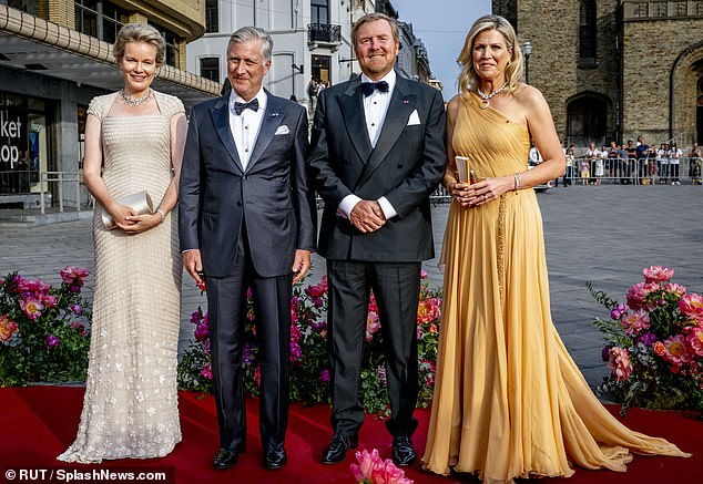 Die europäischen Königinnen posieren mit ihren Ehemännern Phillipe und Willem-Alexander, die Smokings trugen