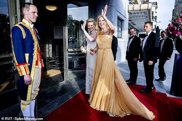 Die europäischen Königinnen winkten den Menschenmengen zu, als sie heute Abend zum Staatsessen in Brüssel eintrafen
