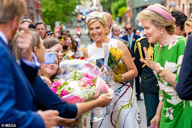 Rosen für die Königin!  Maxima strahlte, als sie heute Nachmittag die königlichen Fans in Belgien begrüßte