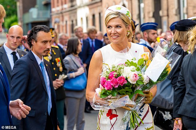 Die Königin trug für den Rundgang in Belgien ein atemberaubendes weißes Blumenkleid und einen passenden Hut