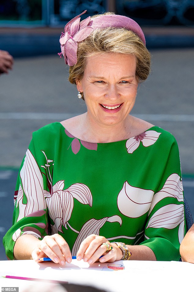 Königin Mathilde von Belgien beeindruckte in einem grünen Blumenkleid mit rosa Stirnband