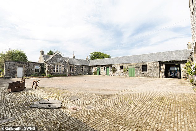 Der traditionelle Innenhof des von Galbraith verkauften Grundstücks verfügt über einen „Partyschuppen“.