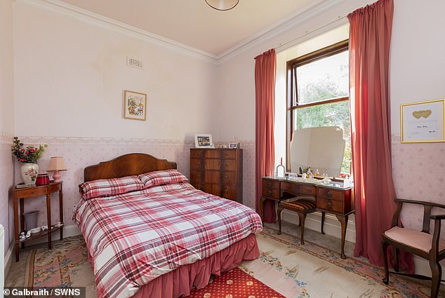 Eines der vier Schlafzimmer des Anwesens, das für über 330.000 £ zum Verkauf steht
