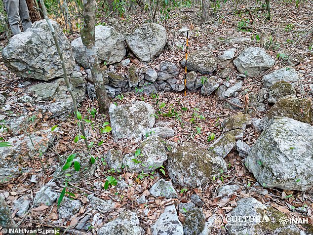 Eine Reihe von Steinen gehörte zu den Überresten der Stadt, die vermutlich etwa zur Zeit des Zusammenbruchs der Maya-Zivilisation gefallen ist
