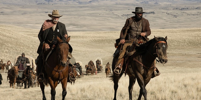 Sam Elliott und Tim McGraw reiten auf Pferden in Westernkleidung